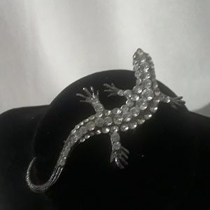 Clear stone embellished lizard pin